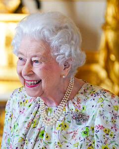 Елизавета II совершила путешествие по своим воспоминаниям прямо в гостиной Виндзорского замка