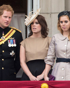 Тесное общение принцесс Беатрис и Евгении с принцем Гарри вызывает беспокойство у королевской семьи