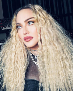 За что Мадонне заблокировали прямой эфир в Instagram?