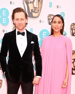 Том Хиддлстон и его невеста Зави Эштон ждут первого совместного ребёнка