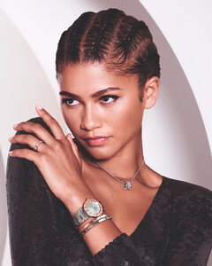 Сияет ярче бриллиантов: Зендея стала лицом новой кампании Bvlgari Icon