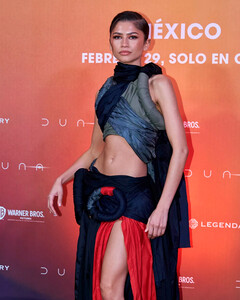 Зендея посетила премьеру второй части «Дюны» в наряде начинающего дизайнера из Лондона