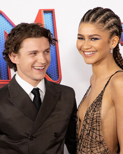 Зендея и Том Холланд начали встречаться, несмотря на запрет о романе для коллег по съёмочной площадке