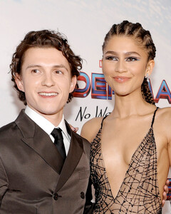 Дождливой ночью в Нью-Йорке: Зендея и Том Холланд устроили романтическое свидание