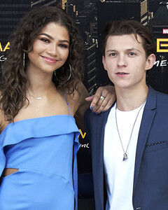 Зендая и Том Холланд встречаются?