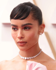 Зои Кравиц отдала дань уважения Одри Хёпберн на красной дорожке «Оскара»