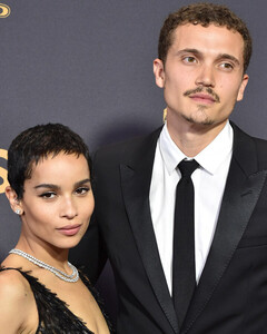 Зои Кравиц о своём разводе с Карлом Глусманом: «Дело не в нём. Просто я всё ещё учусь тому, кто я есть»