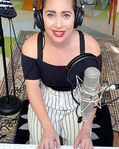 Звёзды провели восьмичасовой благотворительный онлайн-концерт