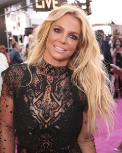 Джастин Тимберлейк, Мэрайя Кэри, Хлоя Кардашьян и другие звёзды поддержали Бритни Спирс в борьбе против опеки отца