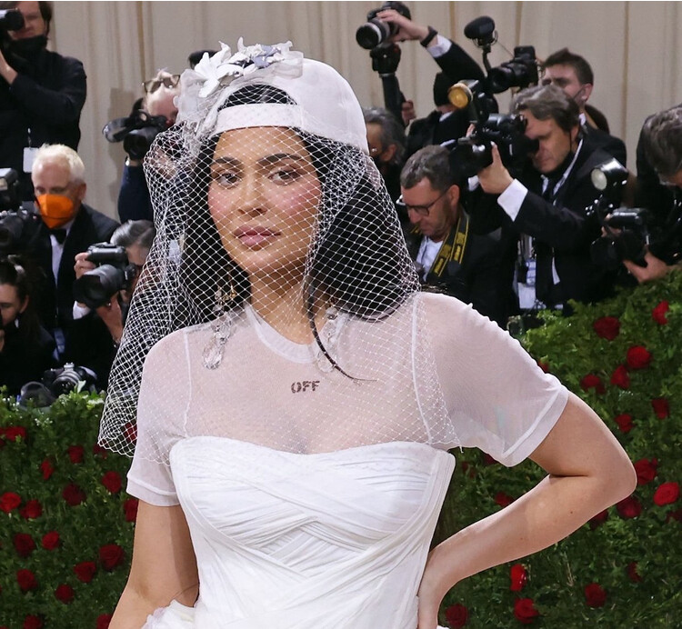 Свадебный образ Кайли Дженнер на Met Gala стал данью уважения наследию покойного Вирджила Абло