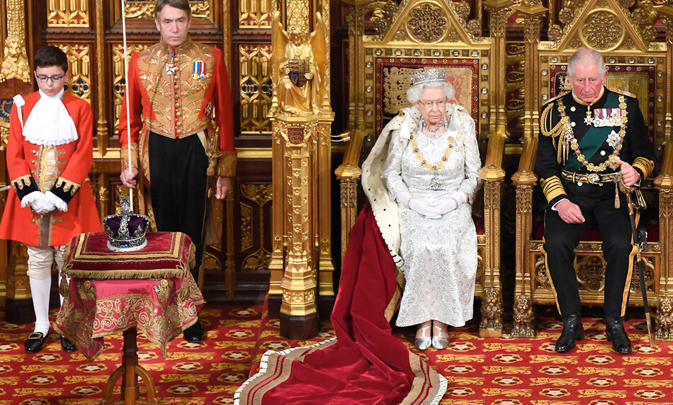 Елизавета II королева Великобритании с сыном принцем Чарльзом