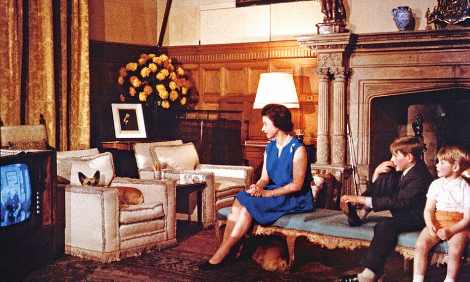 Елизавета II смотрит телевизор