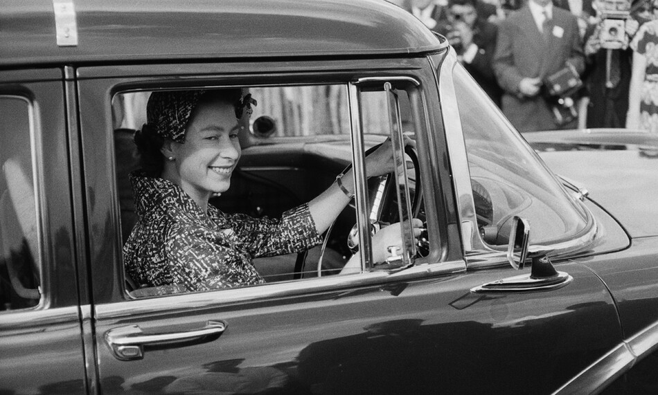 Елизавета II за рулем автомобиля