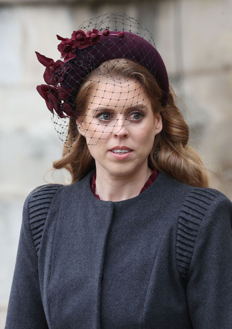 Принцесса Беатрис Йоркская покидает поминальную службу по герцогу Эдинбургскому в Вестминстерском аббатстве 29 марта 2022 года в Лондоне, Англия