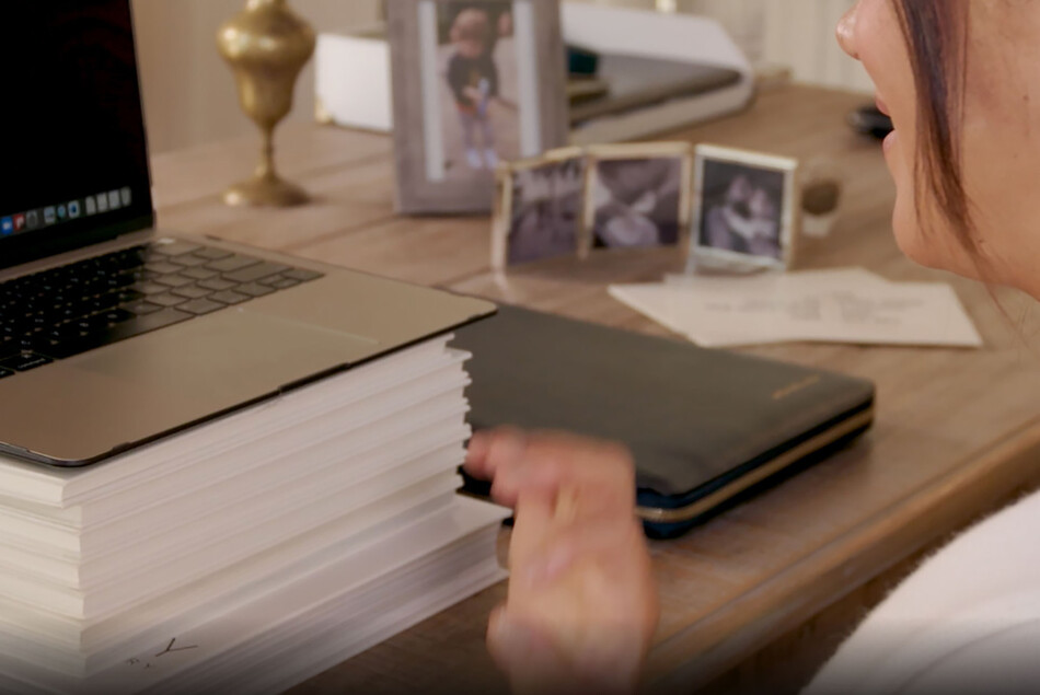 Фотографии Лилибет и Арчи на рабочем столе кабинета Меган Маркл и принца Гарри, в особняке Сассекских в Монтесито, штат Калифорния, США, 2021