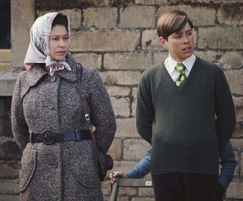 Королева Елизавета II и принц Эндрю на соревнованиях по бадминтону в Глостершире, 1973