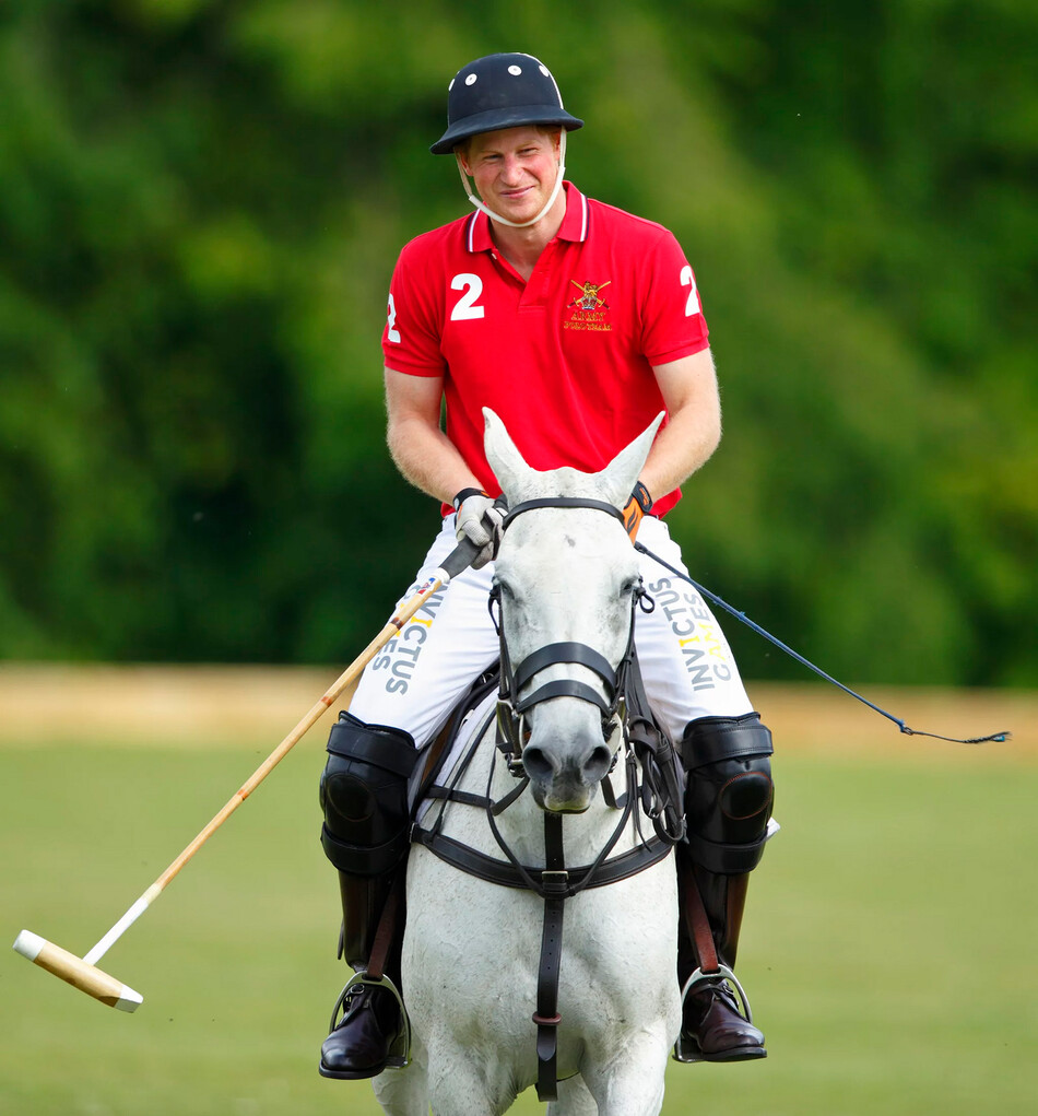 Принц Гарри играет (за армейскую команду) в матче по поло «Армия против флота» на Кубок Рандла в поло-клубе Tidwoth 12 июля. 2014 год, Тидворт, Англия