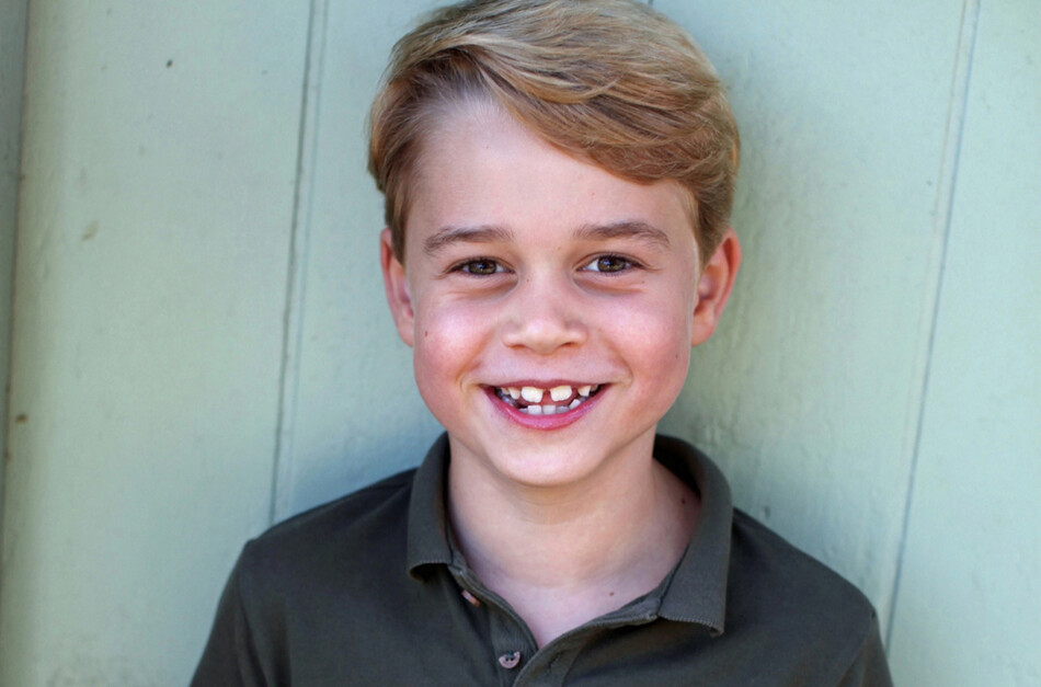 Принц Джордж улыбается