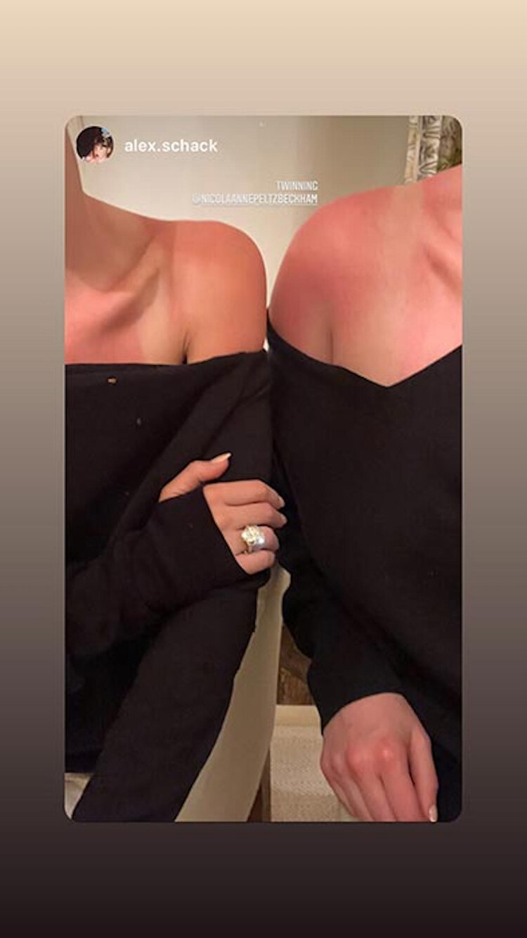 Никола Пельтц (слева) и её новое кольцо рядом с обручальным, 2022