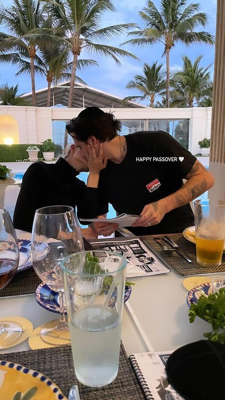 Молодожены поздравили подписчиков с Пасхой