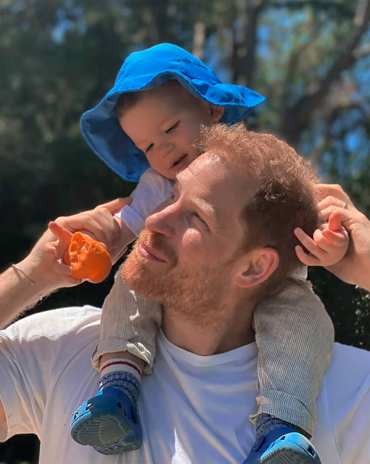 Получат ли Арчи и Лилибет королевские титулы после скандала с мемуарами принца Гарри?