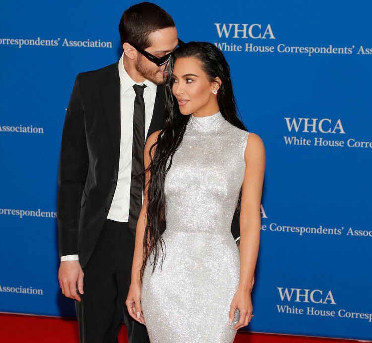 Пит Дэвидсон и Ким Кардашьян вышли в свет на обед ассоциации корреспондентов Белого дома, 2022