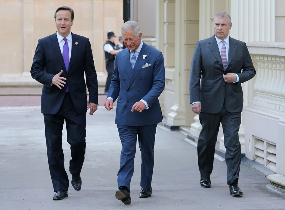 Принц Эндрю, герцог Йоркский, и принц Чарльз, принц Уэльский присутствуют на службе Благодарения, чтобы отпраздновать Бриллиантовый юбилей королевы Елизаветы II в Собор Святого Павла 5 июня 2012 года в Лондоне, Англия