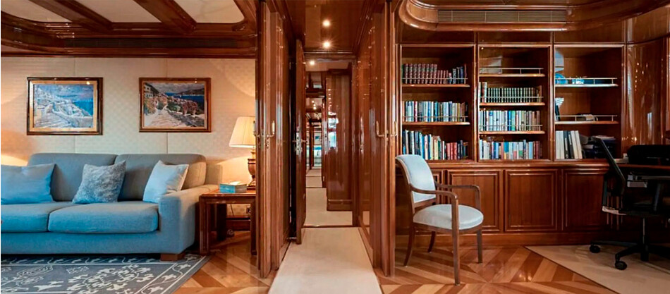 Внутренний интерьер суперяхты Jonikal Sokar отделан глянцевыми панелями из темных деревянных панелей