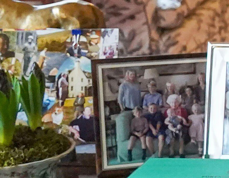 Елизавета II хранит фотографию сына Зары Тиндалл у себя в кабинете