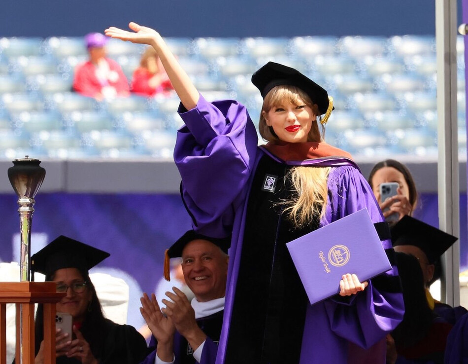 Тейлор Свифт получает почётную степень доктора изящных искусств на открытии Нью-Йоркского университета, 2022