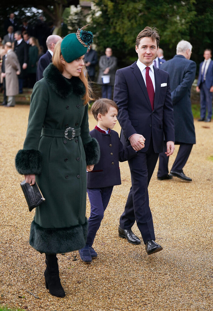 Принцесса Беатрис, Кристофер Вульф и Эдоардо Мапелли-Моцци прибывают на утреннею рождественскую службу в церковь Святой Марии Магдалины в Сандрингеме, 25 декабря 2022 года, Норфолк