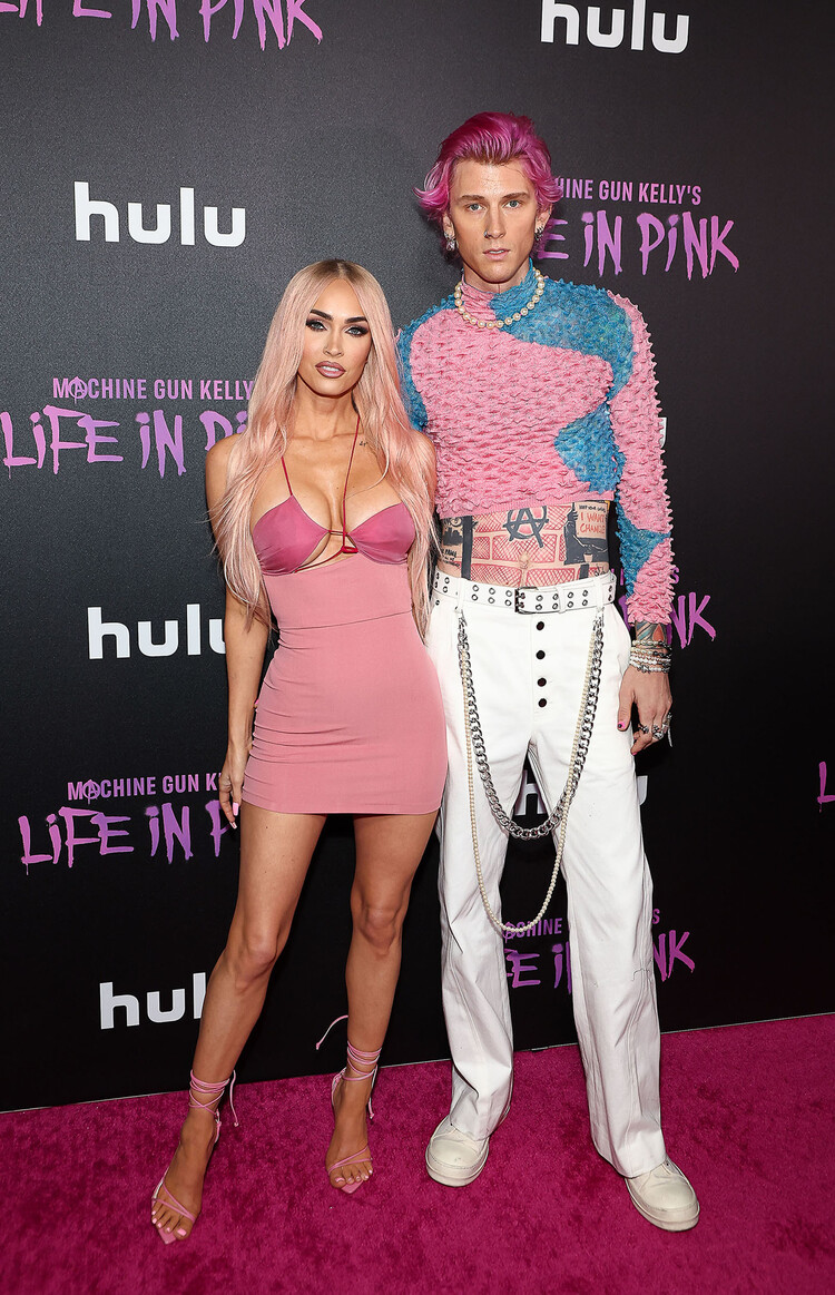 Меган Фокс поддержала любимого на премьере документального фильма «Machine Gun Kelly: жизнь в розовом цвете»