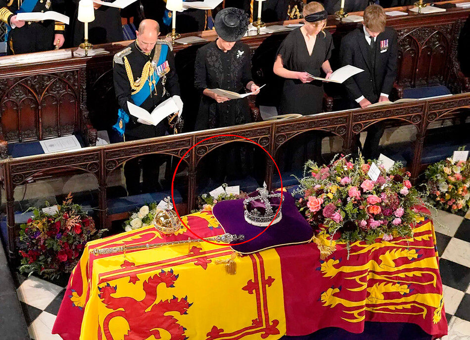 Записки принца и принцессы Уэльских вложенные в цветочные композиции на траурной церемонии прощания с королевой Елизаветой II в часовне Святого Георгия в Виндзорском замке II, 19 сентября 2022 года в Виндзоре, Англия