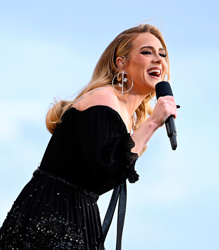 Адель вернулась на сцену с первым за 5 лет публичным концертом