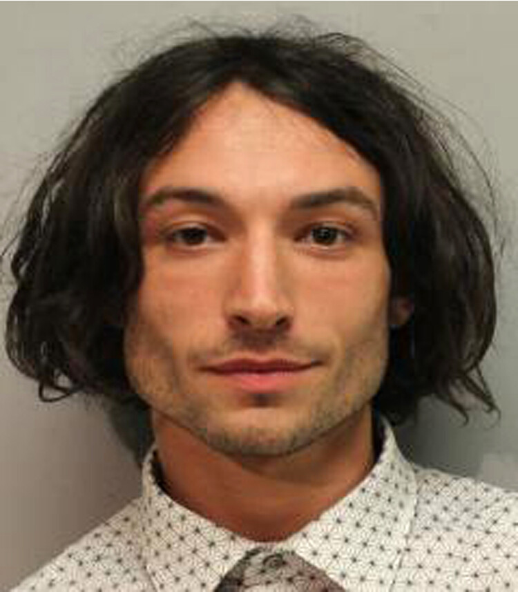 Эзра Миллер во время ареста на Гавайях