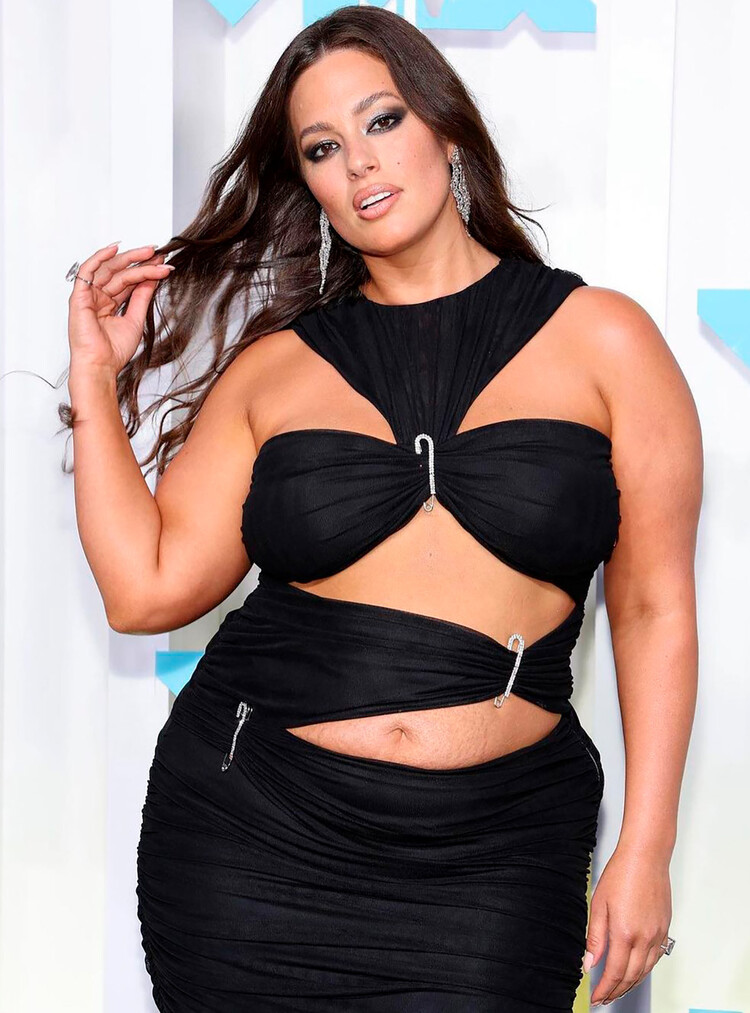 Эшли Грэм показала свой живот после рождения троих детей