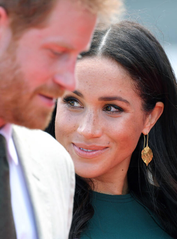 Принц Гарри, герцог Сассекский, и Меган, герцогиня Сассекская, присутствуют на официальной церемонии встречи и представляют новую статую в память о сержанте Талаиаси Лабалаба, британо-фиджийском солдате, погибшем в битве при Мирбате 1972 года 25 октября 2018 года в Нанди, Фиджи.jpg