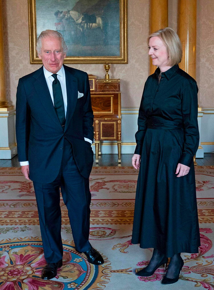 Король Карл III принимает премьер-министра Лиз Трасс в зале 1844 года в Букингемском дворце 18 сентября 2022 года в Лондоне, Англия