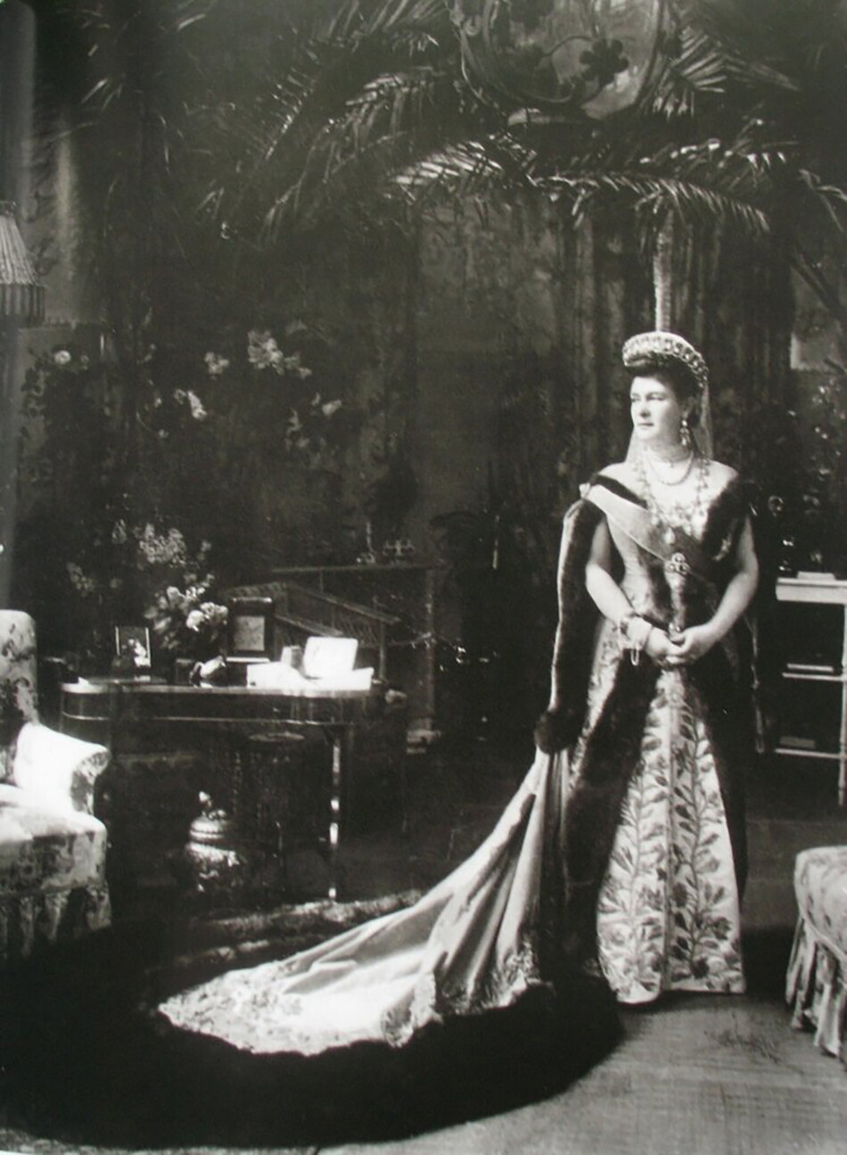 Великая княгиня Мария Павловна во дворце, в парадном придворном платье, отороченном русскими соболями. На голове княгини – Владимирская тиара