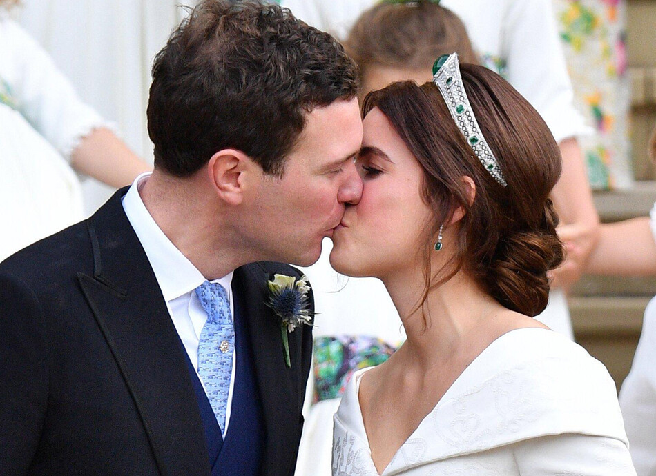 Джек Бруксбэнк и принцесса Евгения целуются, покидая часовню Святого Георгия после свадебной церемонии 12 октября 2018 года в Виндзоре, Англия