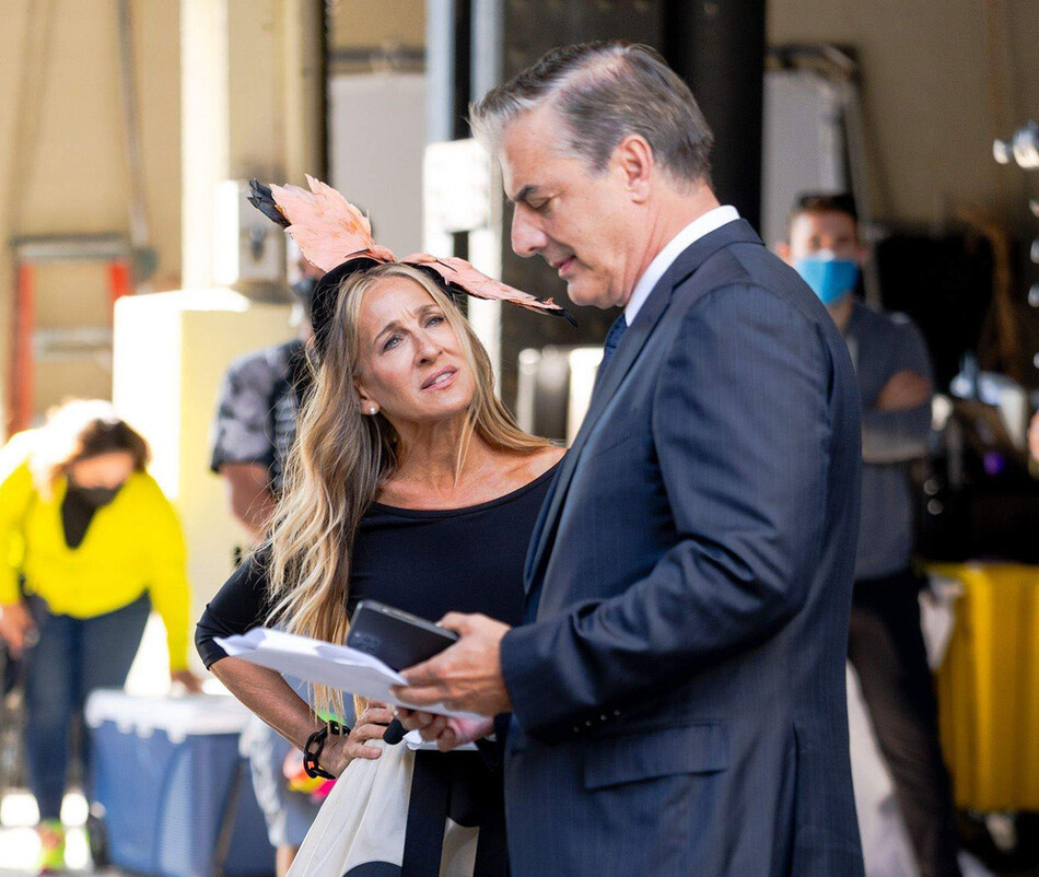 Крис Нот и Сара Джессика Паркер на съёмках сериала «И так просто», 2021