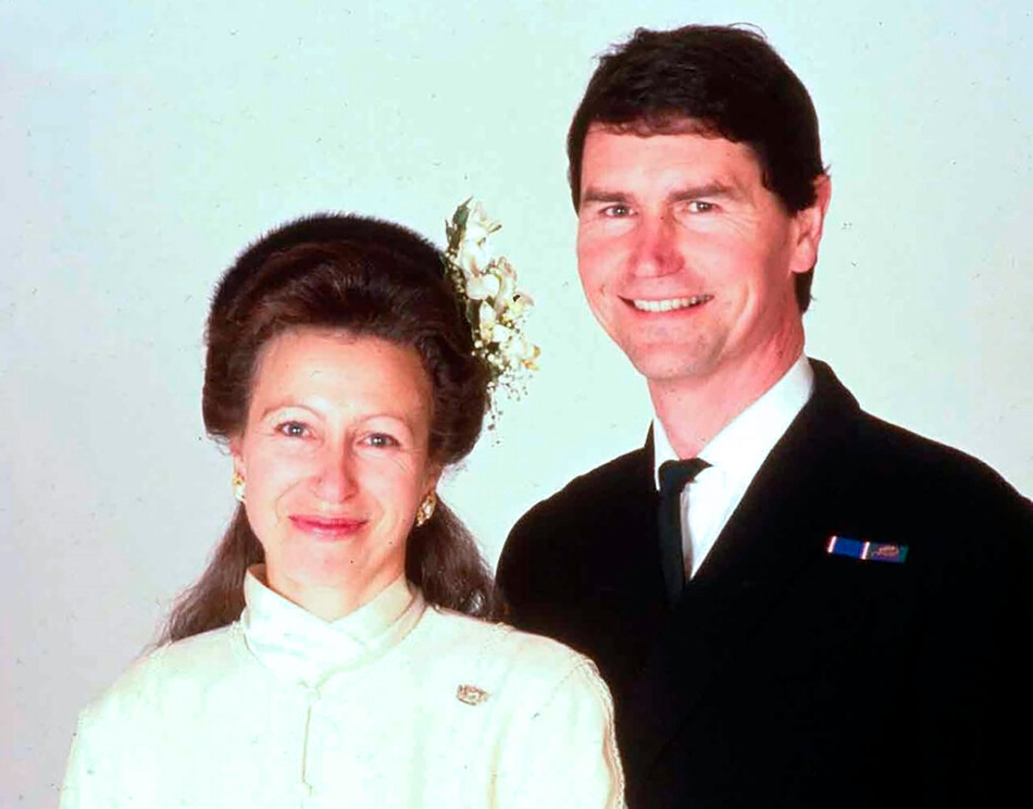 Королевская принцесса Анна с Тимоти Лоуренсом в день их свадьбы в церкви Крати Кирк в Балморале, 12 декабря 1992 г., Шотландия