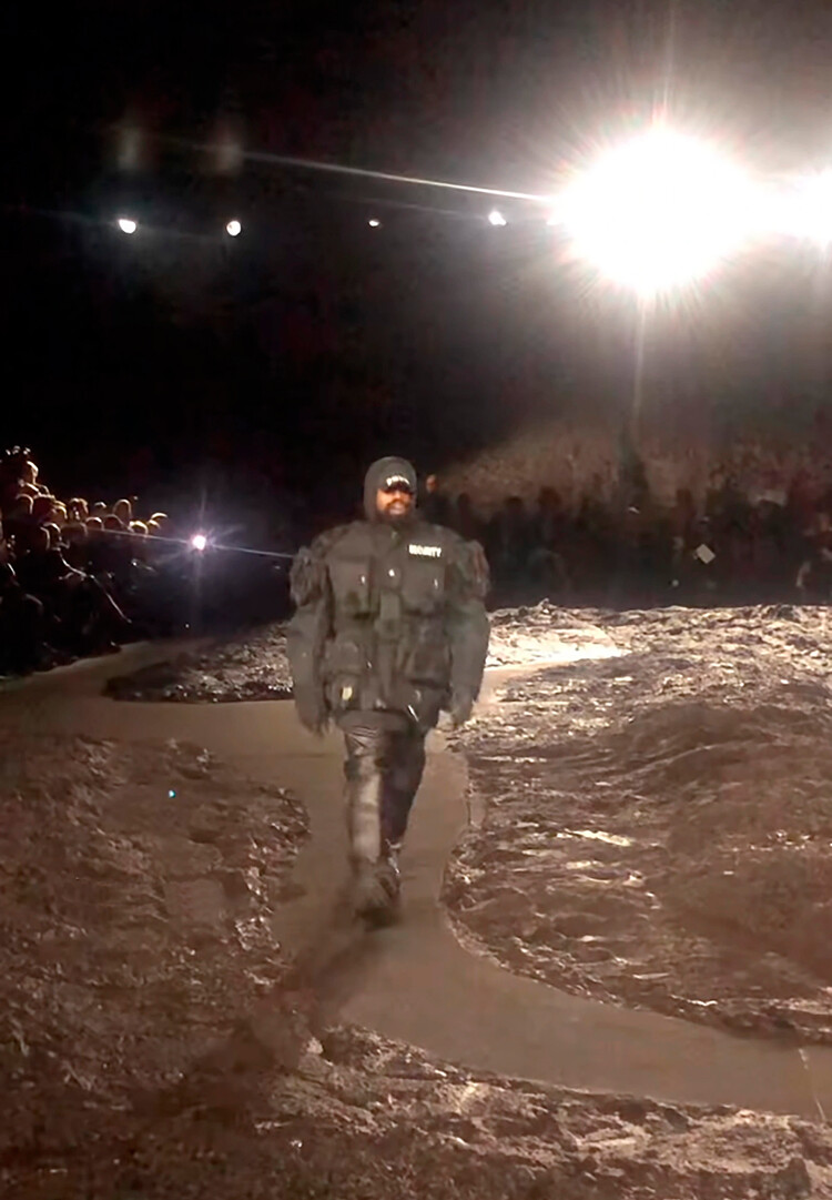 Канье Уэст на показе Balenciaga сезона весна-лето 2023