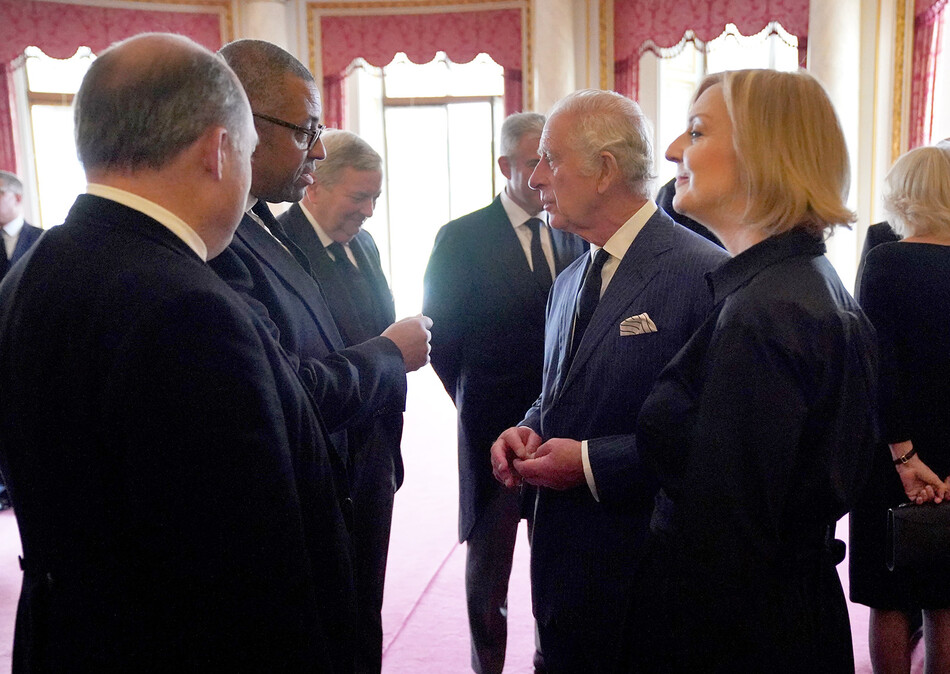 Король Карл III (в центре справа) на аудиенции у премьер-министра Лиз Трасс (справа) и членов ее кабинета в зале 1844 года в Букингемском дворце в Лондоне, 10 сентября 2022 года