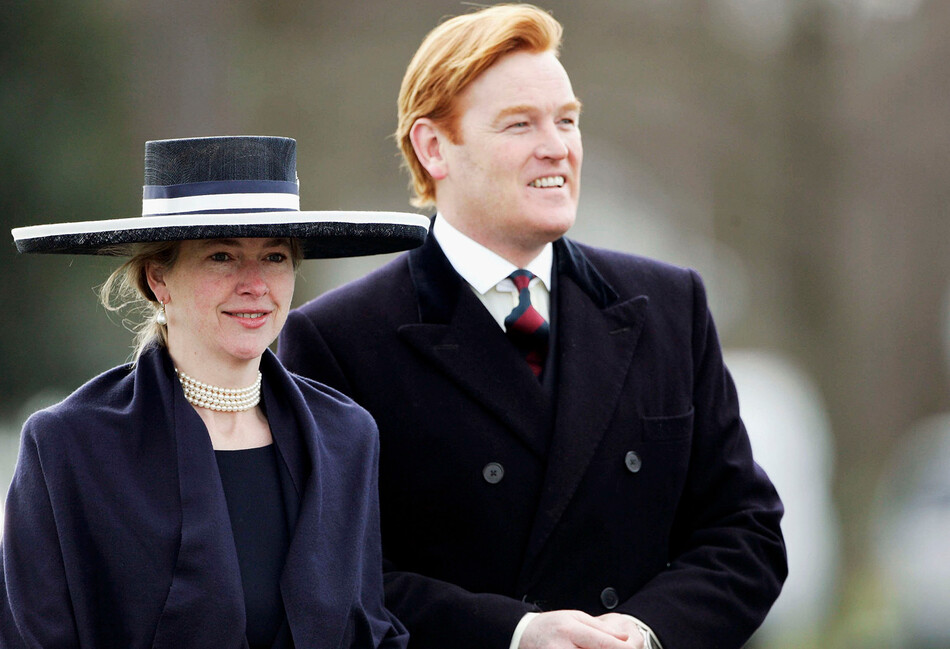 Тигги Легге-Бурк и Марк Дайер посещают парад суверенов в Военной академии Сандхерст с участием принца Гарри в качестве офицера второго лейтенанта Гарри Уэльса из «Синих и королевских особ» 12 апреля 2006 года в Суррее, Англия