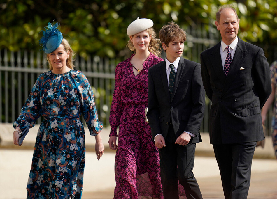 Софи, графиня Уэссекская, леди Луиза Маунтбеттен-Виндзор, Джеймс, виконт Северн и принц Эдвард, граф Уэссекский, посещают пасхальную утреню в часовне Святого Георгия в Виндзорском замке 17 апреля 2022 года в Виндзоре, Англия