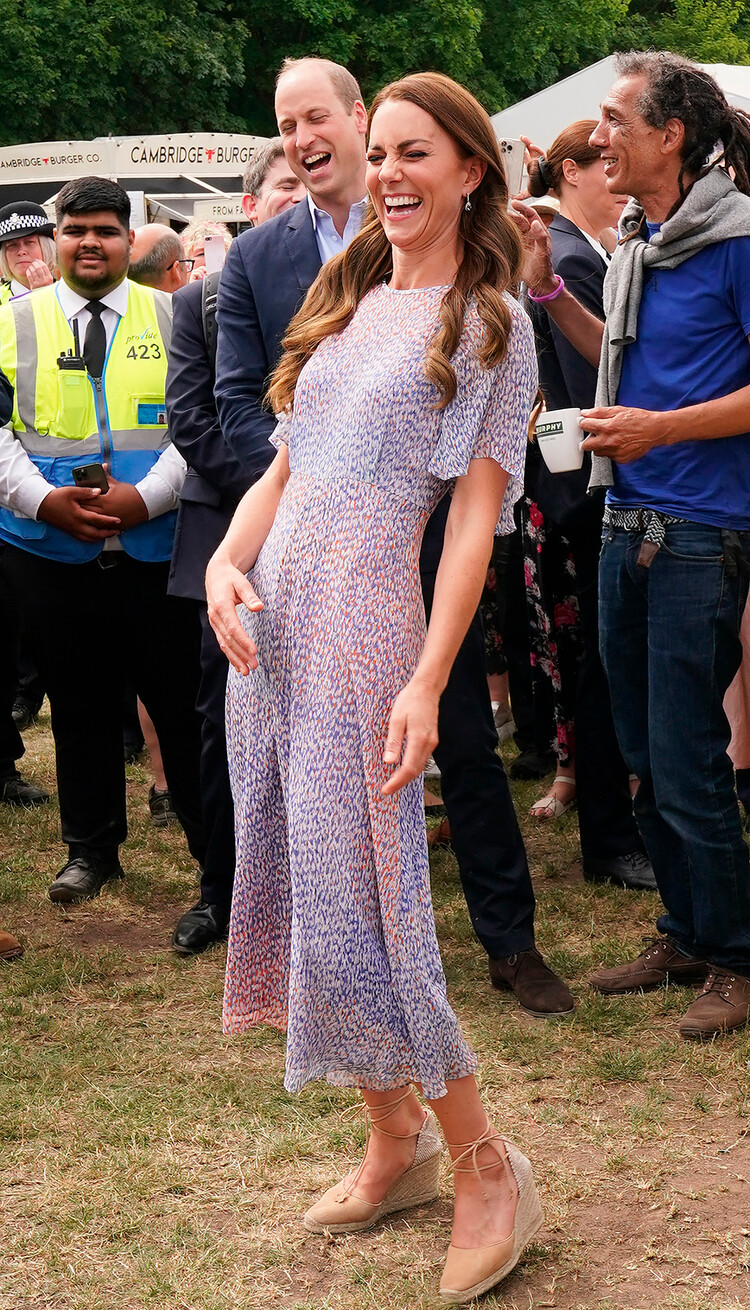 Кейт Миддлтон и принц Уильям смеются от всей души после демонстрации навыков игры в футбол герцогини в День графства Кембриджшир на ипподроме Ньюмаркет во время официального визита в Кембриджшир 23 июня 2022 года, Англия