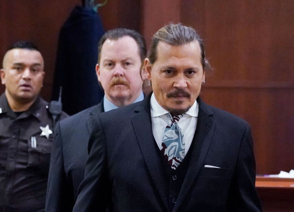 Джонни Депп после перерыва в здании окружного суда округа Фэрфакс в Фэрфаксе, штат Вирджиния, 18 апреля 2022 года