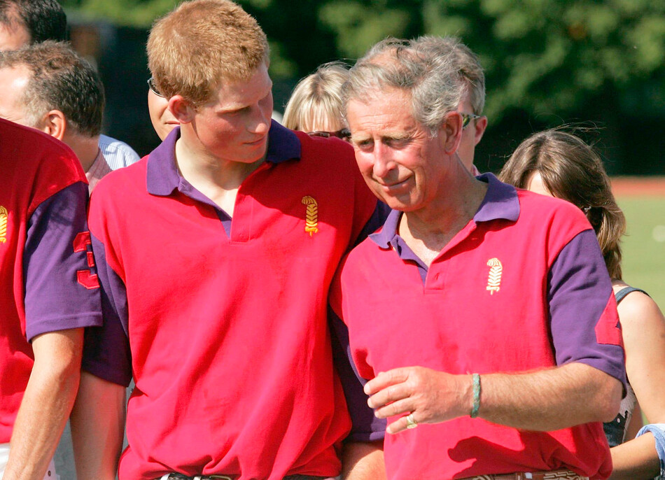 Принц Гарри и принц Чарльз после матча команды поло Highgrove против команды поло Laird в благотворительном матче поло St James Place в Beaufort Polo Club 16 июля 2005 года в Тетбери, Англия