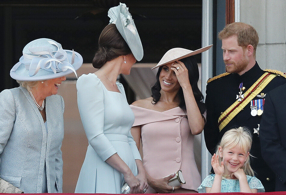 Члены королевской семьи на балконе Букингемского дворца